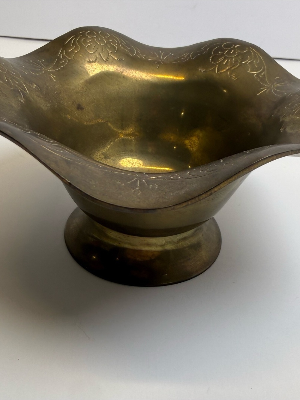 Vintage Brass Ruffled Basket Handle Engraved Floral Design Bowl Storage Decore - Picture 4 of 8